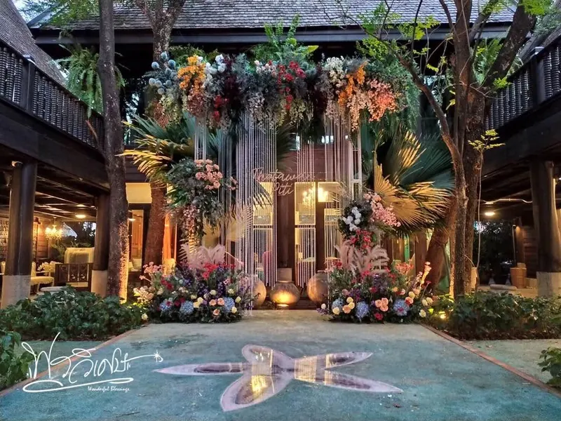 สวนบ้านไม้สักยามค่ำ